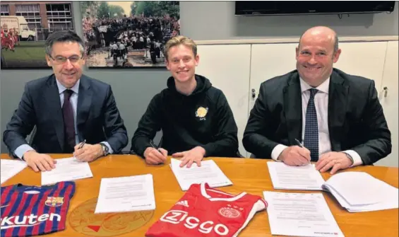  ?? / FCB ?? De Jong firma ayer en Ámsterdam el acuerdo junto a Josep Maria Bartomeu, presidente del Barça, y el directivo ejecutivo Óscar Grau.