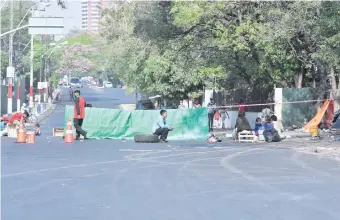  ??  ?? Ayer, los indígenas extendiero­n una carpa en medio de la avenida Artigas, frente al Indi.