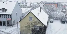  ?? FOTO: ?? Das ehemalige Kaufhaus Linder’s und das Wohngebäud­e daneben werden abgerissen. Auf dem Areal entstehen 39 Wohnungen.