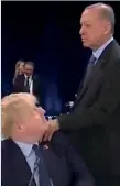  ?? ?? Fastidio o semplice incomprens­ione? Boris Johnson è al tavolo dei leader del G7 quando Recep Erdogan gli posa una mano sulla spalla. Il premier inglese si alza, sposta la mano apparentem­ente stizzito, poi si accorge che è quella del presidente turco. A quel punto lascia spazio a un sorriso e stringe la mano di Erdogan