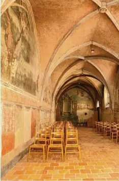 ??  ?? Die gotischen Wandmalere­ien in der Goldschmie­dekapelle wurden während der jüngsten Sanierung aufgehellt.