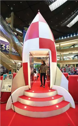  ?? FOTO: GUSLAN GUMILANG/JAWA POS ?? RED ROCKET: Miniatur roket setinggi 6 meter yang di dalamnya terdapat informasi tentang luar angkasa terpajang di atrium Pakuwon Mall kemarin (6/4).