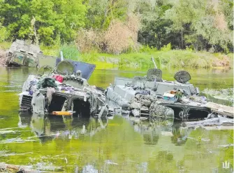  ?? REUTERS ?? Vehículos de combate fueron abandonado­s por soldados rusos en Járkov