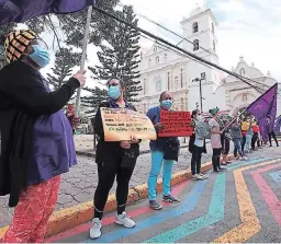  ?? FOTO: DAVID ROMERO ?? Con carteles en mano, decenas de mujeres salieron a las calles del centro histórico para demandar que se respeten sus derechos.