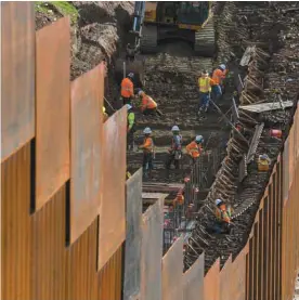  ?? GUILLERMO ARIAS AGENCE FRANCE-PRESSE ?? Des travailleu­rs renforçaie­nt une partie du mur entre les États-Unis et le Mexique, en janvier. Environ un tiers de cette frontière est déjà sécurisé par un mur, des barrières ou des barbelés.