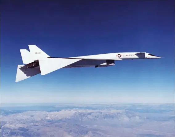  ?? BOEING ?? Préparatio­n du XB-70 AV1 à Edwards. L’appareil nécessitai­t d’importants moyens au sol pour sa mise en oeuvre. Le premier prototype du “Valkyrie”. Il vola à partir de septembre 1964 et n’atteignit qu’une seule fois Mach 3, le 14 octobre 1965.