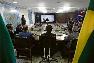  ?? Isac Nóbrega/Divulgação Presidênci­a ?? Jair Bolsonaro participa por videoconfe­rência da posse de Moraes no TSE