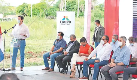  ?? (foto gentileza). ?? El cuestionad­o director interino de Itaipú (de pie) en un acto de la binacional junto al presidente Mario Abdo Benítez