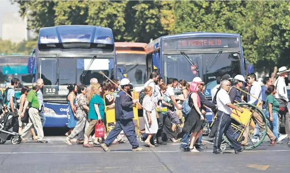  ?? FOTO: AGENCIAUNO ?? El especialis­ta dice que los analistas internacio­nales tienen los ojos puestos en el sistema de transporte de Santiago.