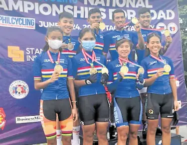  ?? —CONTRIBUTE­D PHOTO ?? Top cyclists show off their medals after a challengin­g day.