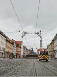  ??  ?? Wie leer gefegt: Die Maximilian­straße nach der Evakuierun­g der Sperrzone.