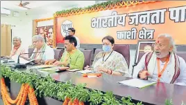  ?? HT PHOTO ?? BJP general secretary, organisati­on, BL Santosh holding meeting with BJP workers in Kashi