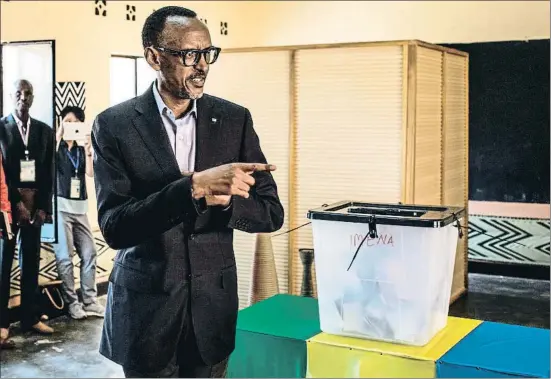  ?? MARCO LONGARI / AFP ?? El presidente de Ruanda, Paul Kagame, votando en los comicios presidenci­ales del 2017, en los que fue reelegido con casi un 99%