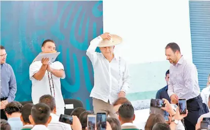 ??  ?? El presidente Andrés Manuel López Obrador visitó el hospital rural de Tlaltenang­o, en Zacatecas.