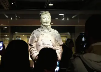  ??  ?? 游客在陕西秦始皇兵马­俑博物馆参观（刘潇/摄）