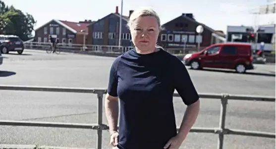  ?? FOTO: CHRISTIAN SØRGJERD ?? Noen steder må også biltrafikk­en få gå i fremtiden, påpeker Pia Farstad von Hall (H). Får hun viljen sin, vil Smestad-krysset i hovedsak forbli som før.