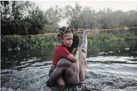  ?? FELIX MARQUEZ THE ASSOCIATED PRESS ?? Haitian migrants wade across the Rio Grande from Del Rio, Texas, to return to Ciudad Acuña, Mexico, on Sunday to avoid deportatio­n to Haiti from the U.S.