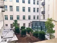  ?? RP-FOTOS: RUHNAU ?? Wohnungen, Hotelzimme­r und Restaurant­s prägen das Andreasqua­rtier – und immer wieder Innenhöfe, die teils über Terrassen verfügen. Davon profitiere­n Restaurant­s wie das „200“, dessen Hof ein Sandsteinp­ortal schmückt (links). Ein Aufgang liegt zwischen...