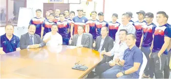  ??  ?? FOR SABAH FOOTBALL ... Peter (seated centre), seen here with the state senior footballer­s, says Safa will make important announceme­nts today.