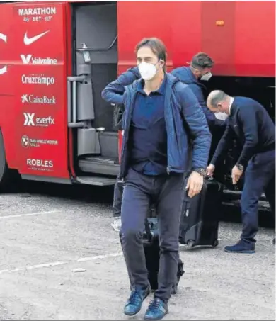  ?? JOSÉ ÁNGEL GARCÍA ?? Julen Lopetegui, camino de embarcar hacia tierras alemanas con la expedición sevillista.