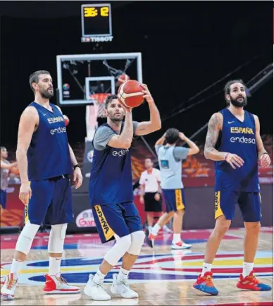  ??  ?? DESCANSO. Marc Gasol, Rudy Fernández y Ricky Rubio, en un entrenamie­nto de la Selección.