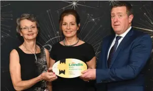  ??  ?? (From left) Teresa and Caoimhe Byrne from Londis Aughrim accept their award from Shane Hopkins, Londis Retail Developmen­t Manager.