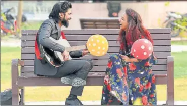  ?? SUBHANKAR CHAKRABORT­Y/HT PHOTO ?? A young couple on the eve of Valentine’s Day at Janeshwar Mishra Park in Lucknow on Tuesday.