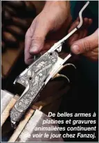  ??  ?? De belles armes à platines et gravures animalière­s continuent de voir le jour chez Fanzoj.