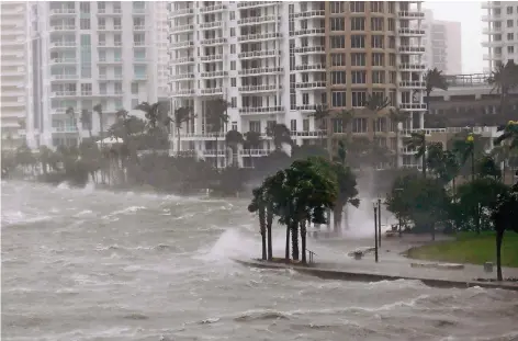  ?? FOTO: DPA ?? Bereits die ersten Ausläufer von „Irma“ließen an Miamis Ufer die Wellen hochschlag­en.