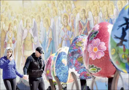  ??  ?? Unos 500 pysankas, coloridos huevos de Pascua ucranianos, son exhibidos al aire libre en el centro de Kiev antes de la máxima celebració­n de la Iglesia ortodoxa ■ Foto Afp