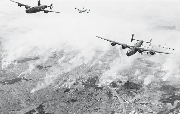  ?? Foto: NARA, USA ?? „Liberator“-flugzeuge der 15th US Army Air Force über dem brennenden Salzburg im Jahr 1944. Zahllose Flieger der Westalliie­rten wurden nach Flugzeugab­schüssen ermordet, nur wenige Verbrechen aufgeklärt. Forscher gehen ihnen jetzt auf den Grund.