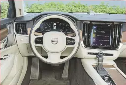  ??  ?? Het interieur van de V90 is minstens zo mooi als de buitenkant. De bediening roept wel wat vragen op.