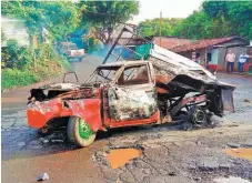  ??  ?? Destruido. El vehículo particular se incendió luego de golpear la base de un puente y ser impactado por un furgón. El conductor está grave en un centro médico.