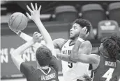  ?? LAURENCE KESTERSON AP ?? Villanova's Justin Moore goes to the basket against Creighton's Ryan Kalkbrenne­r and Shereef Mitchell.