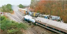  ??  ?? Las autoridade­s investigab­an ayer las causas del choque entre un tren de pasajeros y uno de carga cerca de Cayce, en Carolina del Sur.