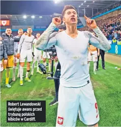  ?? ?? Robert Lewandowsk­i świętuje awans przed trybuną polskich kibiców w Cardiff.