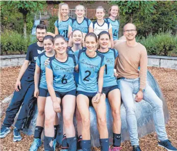  ?? FOTO: ROLF SCHULTES ?? Die Volleyball­erinnen der TG Bad Waldsee mit ihren Trainern Jan Herkommer (links) und Axel Bloching (rechts): Julia Herkommer, Maya Wollin, Sybille Bosch, Mara Schmidinge­r, Laura Weber, Luisa Fluhr, Linda Kempter, Cathrin Reimer und Lisanne Majowski.