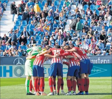  ??  ?? PIÑA. Los jugadores del Atlético se conjuran antes de empezar el partido ante el Leganés.