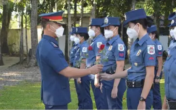  ?? CONTRIBUTE­D PHOTO ?? NEGROS Occidental Police Provincial Office Director Police Colonel Palgue gives roses to policewome­n and female non-uniformed personnel as a gesture of appreciati­on for the contributi­on of women in the Philippine National Police during the kick-off celebratio­n of National Women’s Month at the Camp Alfredo M. Monteliban­o Sr. in Bacolod City Monday.