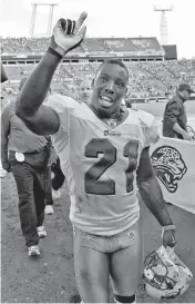  ?? JOE RIMKUS JR. Miami Herald Staff ?? Vontae Davis, a first-round pick by the Dolphins in 2009, smiles after a 14-10 win at Jacksonvil­le during his rookie year.