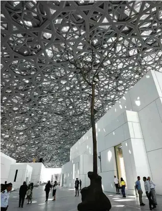  ?? Giuseppe Cacace/AFP Photo ?? Público visita filial do Louvre em Abu Dhabi, desenhada pelo arquiteto Jean Nouvel