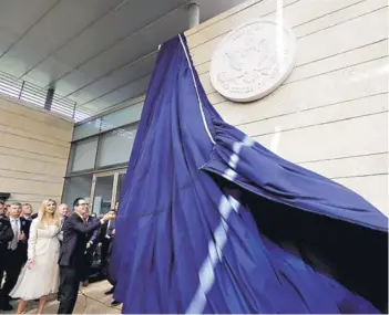  ??  ?? ► Steven Mnuchin e Ivanka Trump en la inauguraci­ón de la embajada, ayer.