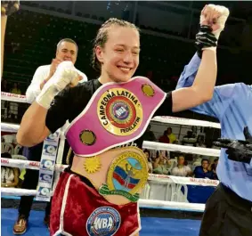  ?? Cortesía ?? La antioqueña Paulina Ángel celebrando su triunfo ante la metense Mónica Henao en el Coliseo Elías Chegwin, el pasado sábado.