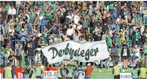  ?? FOTO: ANDREAS SCHLICHTER ?? Für die Fans des FC Homburg war der Samstag ein Feiertag: Sie hatten das „Derbysiege­r“-Transparen­t nicht umsonst gemalt.