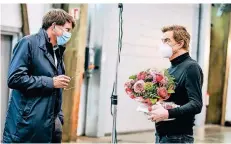  ??  ?? RP-Chefredakt­eur Moritz Döbler im Gespräch mit Autor und Sänger Campino. Einen Strauß Blumen gab es nach der Aufzeichnu­ng auch.