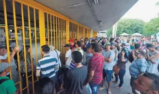  ?? CHICO PEIXOTO/LEIAJÁIMAG­ENS ?? Passageiro­s. Sem energia, metrô do Recife interrompe­u atendiment­o na tarde de ontem