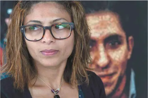  ?? PAUL CHIASSON LA PRESSE CANADIENNE ?? Ensaf Haidar, qui vit à Sherbrooke après avoir obtenu le droit d’asile au Canada, parle régulièrem­ent à son mari: elle appelle à la prison deux ou trois fois par semaine.