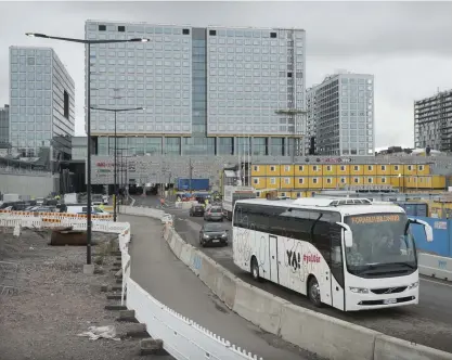  ?? FOTO: NIKLAS TALLQVIST ?? Lokvägen löper under Böle station och köpcentret Tripla.