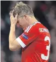  ?? Foto: dpa ?? Abschied in Manchester? Bei Trainer Mourinho hat Bastian Schweinste­iger wohl ausgespiel­t.