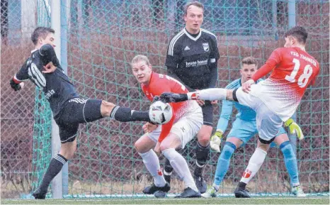  ?? ARCHIV: PETER SCHLIPF ?? Fußball-Verbandsli­gist TSV Essingen und Stani Bergheim erwarten am Samstag die TSG Öhringen.